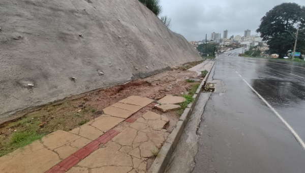 Secretaria de Obras aguarda recursos federais para finalizar obras no talude da avenida Hitalo Ros em Araxá