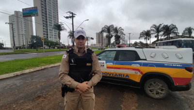Com tempo chuvoso, tenente da Polícia Rodoviária de Araxá orienta cautela nas viagens