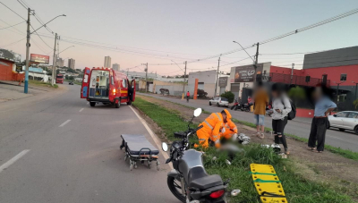 Mulher de 24 anos fica ferida ao cair de motocicleta na avenida João Paulo II em Araxá