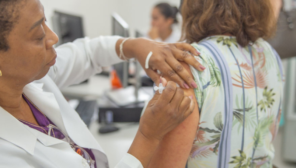 Acompanhe o cronograma semanal de vacinação Gripe, Covid-19 e rotina em Araxá 