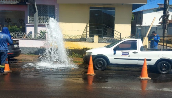 Reportagem do Grupo Imbiara registra vazamento de água na rua Costa Senna no Centro de Araxá