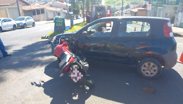 Acidente de trânsito no bairro Santa Rita deixa motociclista ferido em Araxá