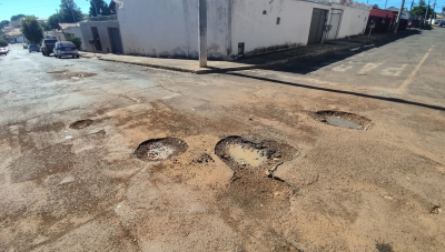 Rua das Garças no bairro João Bosco Teixeira em Araxá está tomada por buracos, moradores pedem solução