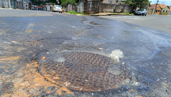 Rua Consolação, no Centro de Araxá, enfrenta problema de esgoto a céu aberto