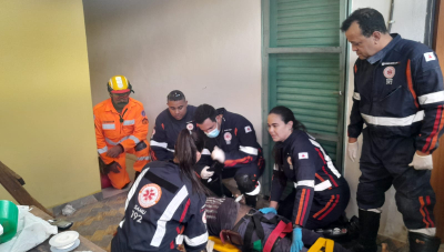Bombeiros e Samu socorrem vítima que passou mal em laje no bairro Jardim das Oliveiras, em Araxá