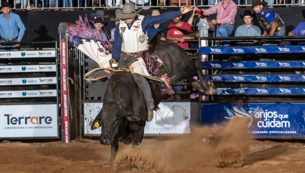 Atração do ARS 2026, fase final do Rodeio Profissional acontece nesta segunda (20) em Araxá