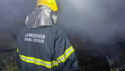 Incêndio atinge oficina nos fundos de casa no bairro Ana Antônia em Araxá; não houve vítimas