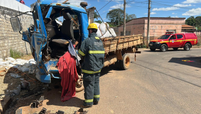 Jovem de 22 anos morre após caminhão perder controle e bater em viaduto em Campos Altos