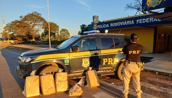 PRF intercepta fuga e apreende mais de 100 kg de maconha em Campos Altos