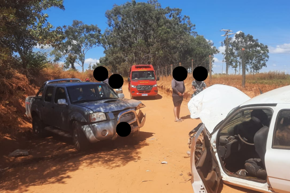 Colisão entre carro e caminhonete na zona rural de Araxá mobiliza resgate e deixa feridos