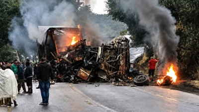 Acidente entre ônibus e carreta deixa oito mortos na BR-251, no Norte de Minas