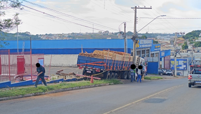 Caminhão desgovernado atinge estrutura de supermercado na avenida Amazonas em Araxá