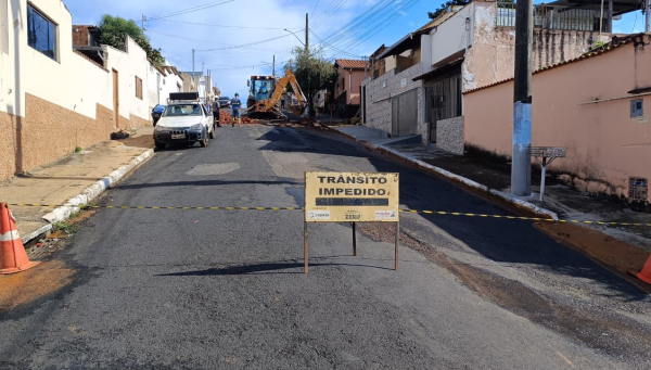 Intervenção da Copasa interdita trecho da rua Capitão José Porfírio em Araxá