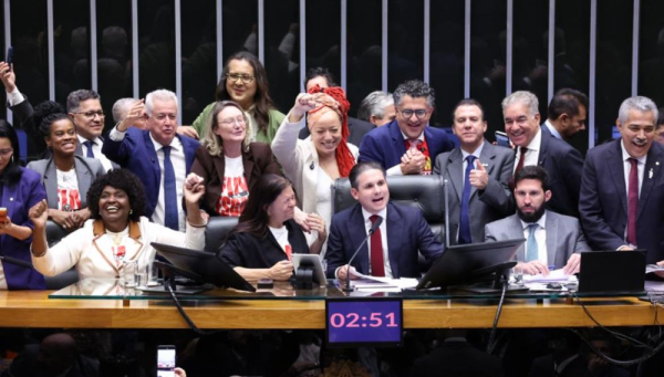 Câmara aprova PEC que acaba com escala 6x1 e reduz jornada de trabalho para 40 horas semanais