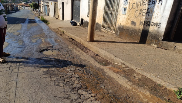 Moradores denunciam vazamento de esgoto e mau cheiro há mais de dois meses no bairro São Francisco, em Araxá
