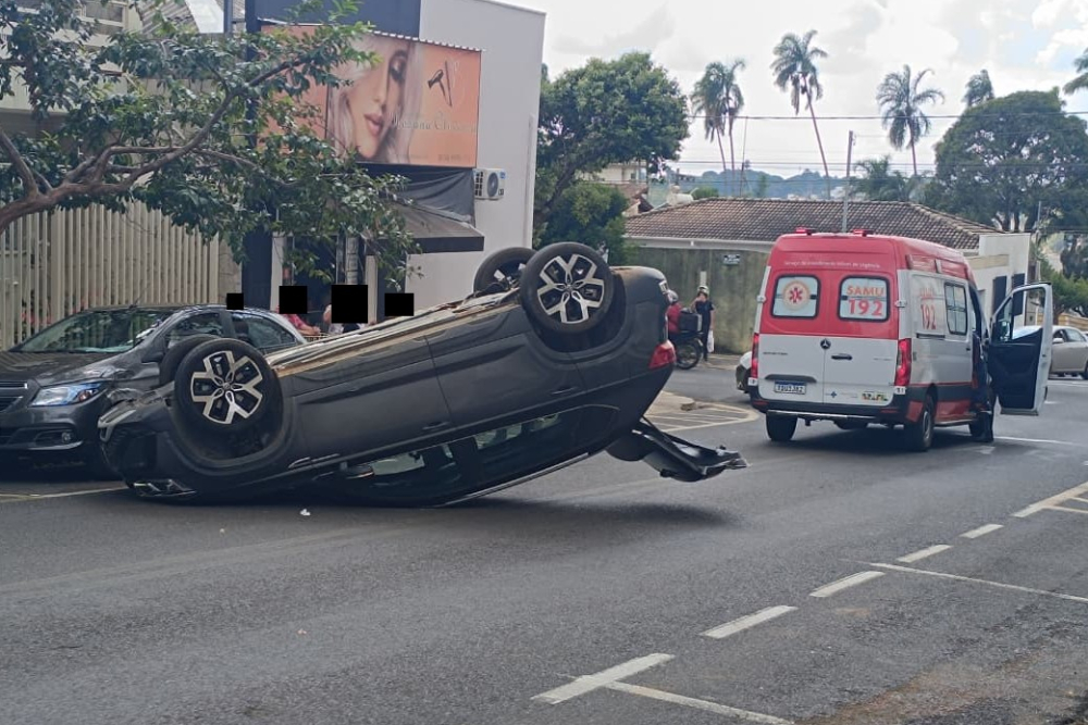Motorista de 83 anos fica ferida em capotamento na região central de Araxá
