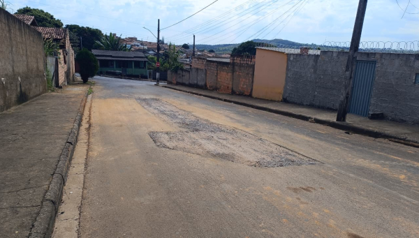 Após reportagem da Rádio Imbiara, Copasa corrige vazamento de água na rua Júlia Leime, em Araxá