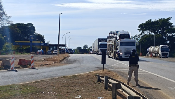 Usuários da BR-262, em Araxá, reclamam de trânsito lento próximo ao km 696