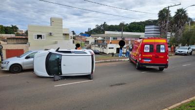 Condutora sai ilesa após capotamento na avenida Dâmaso Drumond, em Araxá
