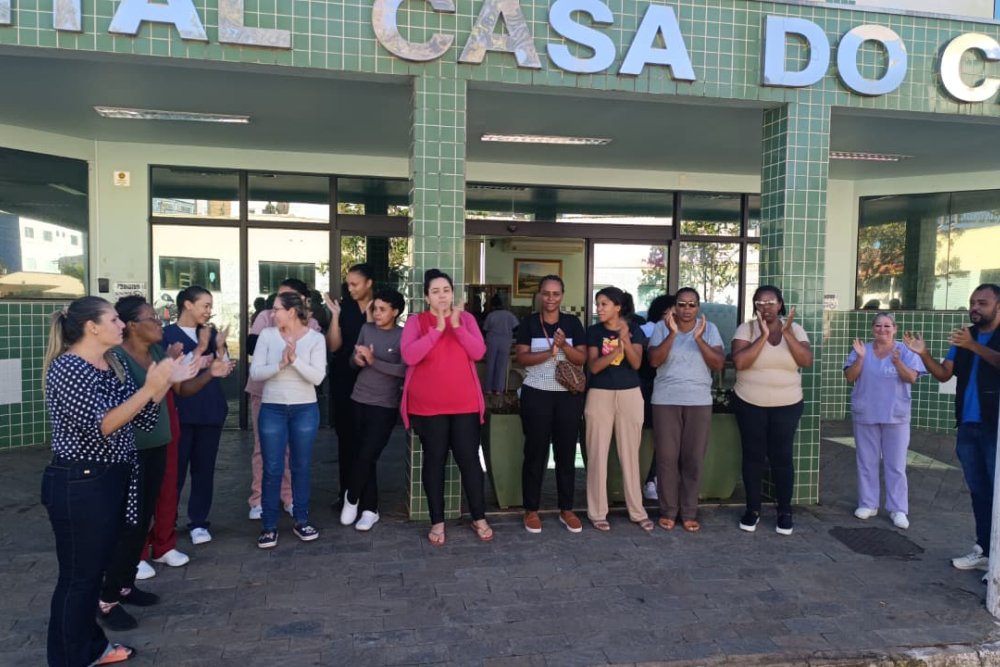 Profissionais da enfermagem realizam manifestação e cobram pagamento do piso salarial em Araxá