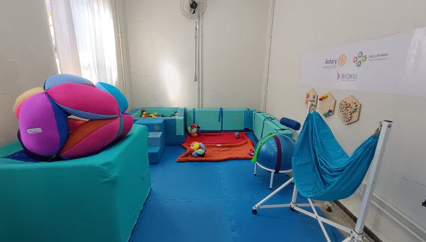 Sala sensorial amplia atendimento a crianças neurodivergentes no CAMTA, em Araxá