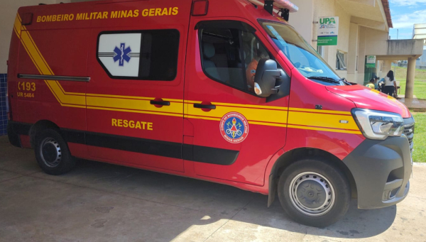 Carro bate contra muro no bairro Alvorada e deixa dois homens feridos em Araxá