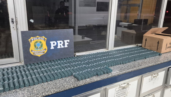 PRF apreende 600 kg de pólvora clandestina em caminhão na BR-262, em Bom Despacho