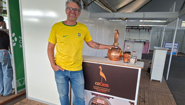 Especialista destaca qualidade da cachaça de alambique durante o Araxá Cachaça Festival