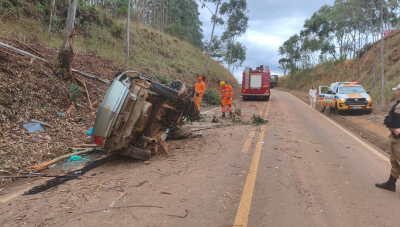 Motorista fica gravemente ferido após bater carro em árvore na MGC-146, em Tapira