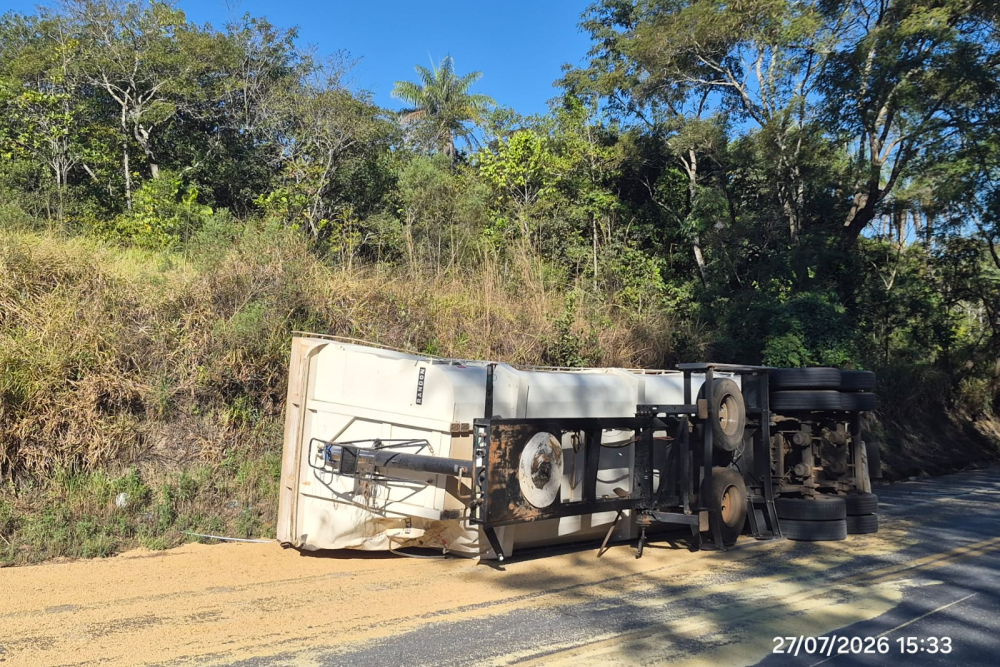 Carreta carregada com soja tomba e interdita parcialmente a BR-146, em Araxá