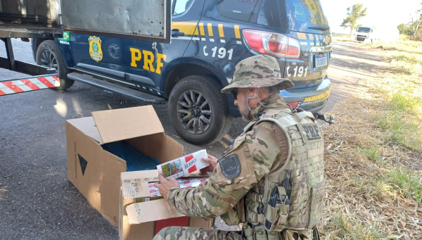 PRF apreende 75 mil maços de cigarros contrabandeados após perseguição na BR-262, em Córrego Danta
