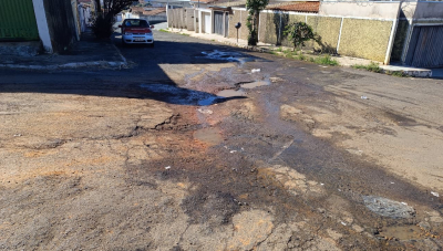 Vazamento de esgoto preocupa moradores da rua Juvenal Pereira no Bairro Alvorada, em Araxá