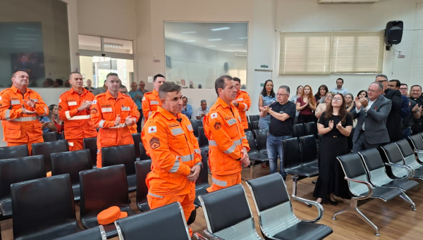 Heróis em ação: Bombeiros são homenageados na Câmara de Araxá após salvamento de bebê de dois meses