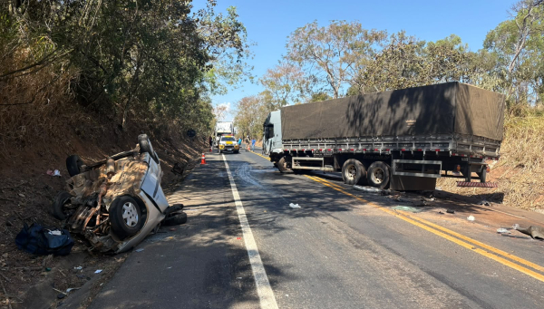 Motorista morre após colisão frontal entre carro e caminhão na MGC-452, em Perdizes