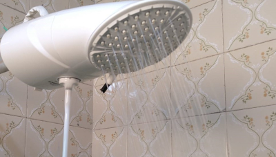 Cinco minutos a mais no banho podem aumentar a conta de luz; Cemig mostra impacto no consumo