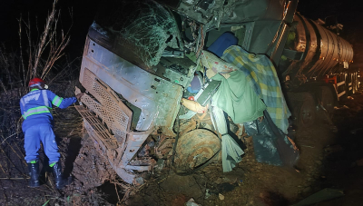 Motorista morre após colisão frontal entre duas carretas na BR-262, em Córrego Danta
